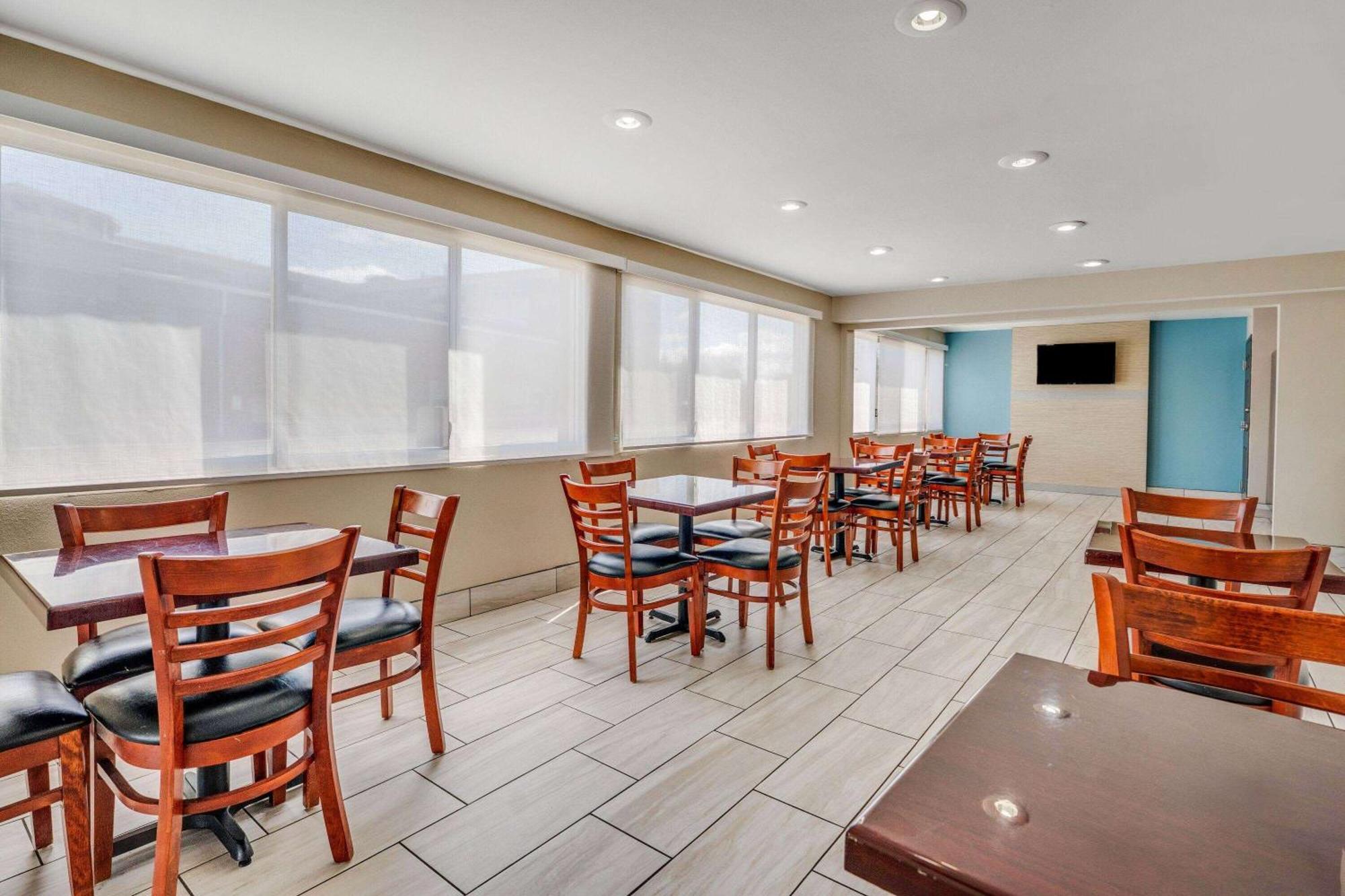 Motel Days By Wyndham Suny